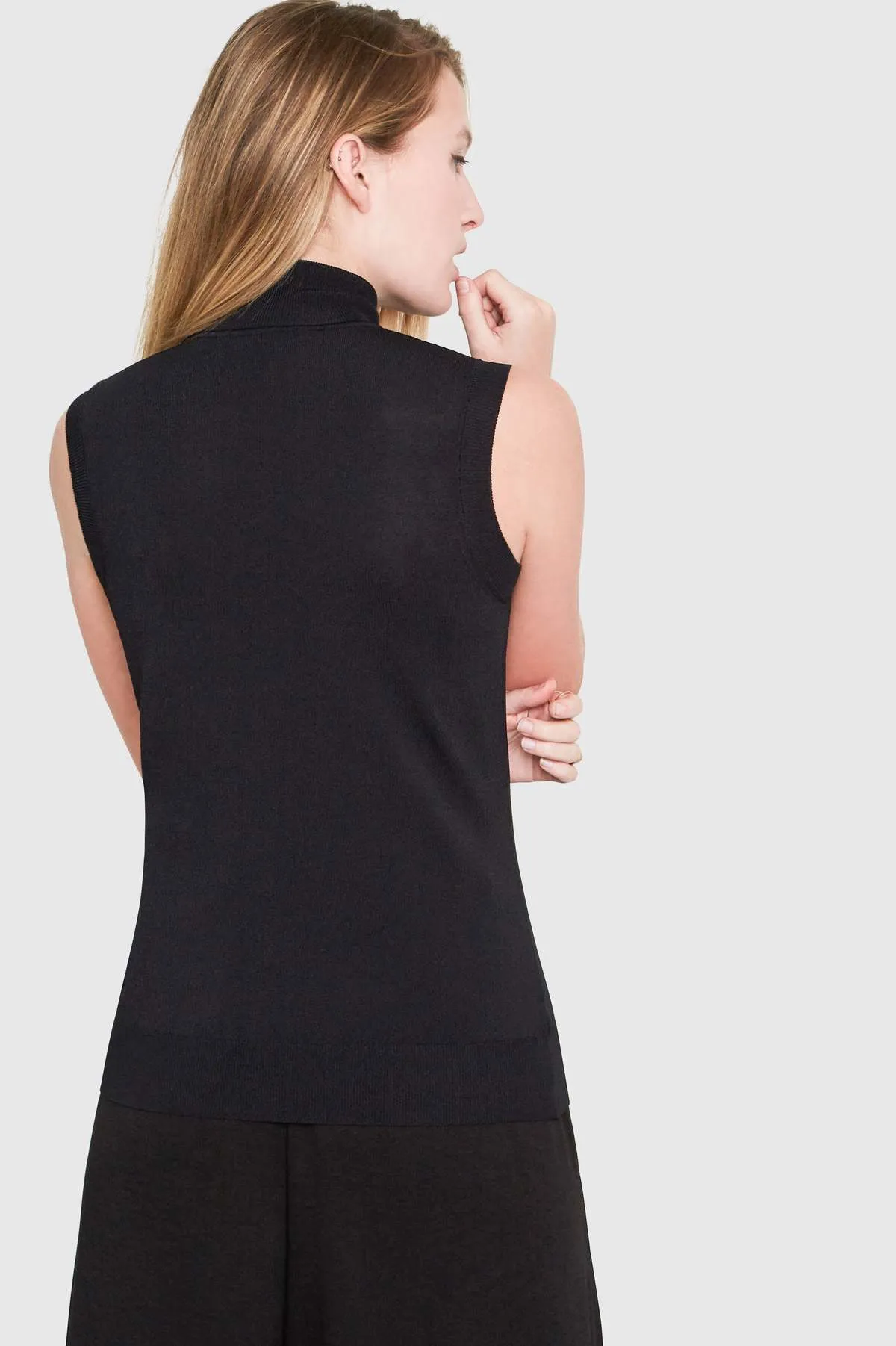 HEPBURN SLEEVELESS VISCOSE SWEATER - BLACK